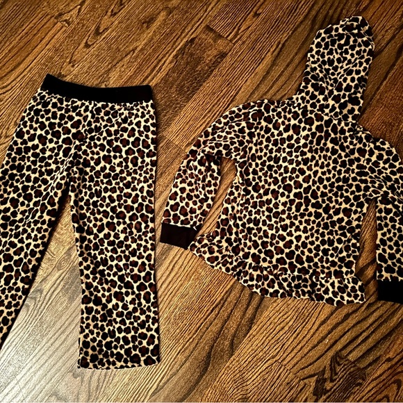 Never Worn 5T Leopard Fleece Outfit - Picture 2 of 2